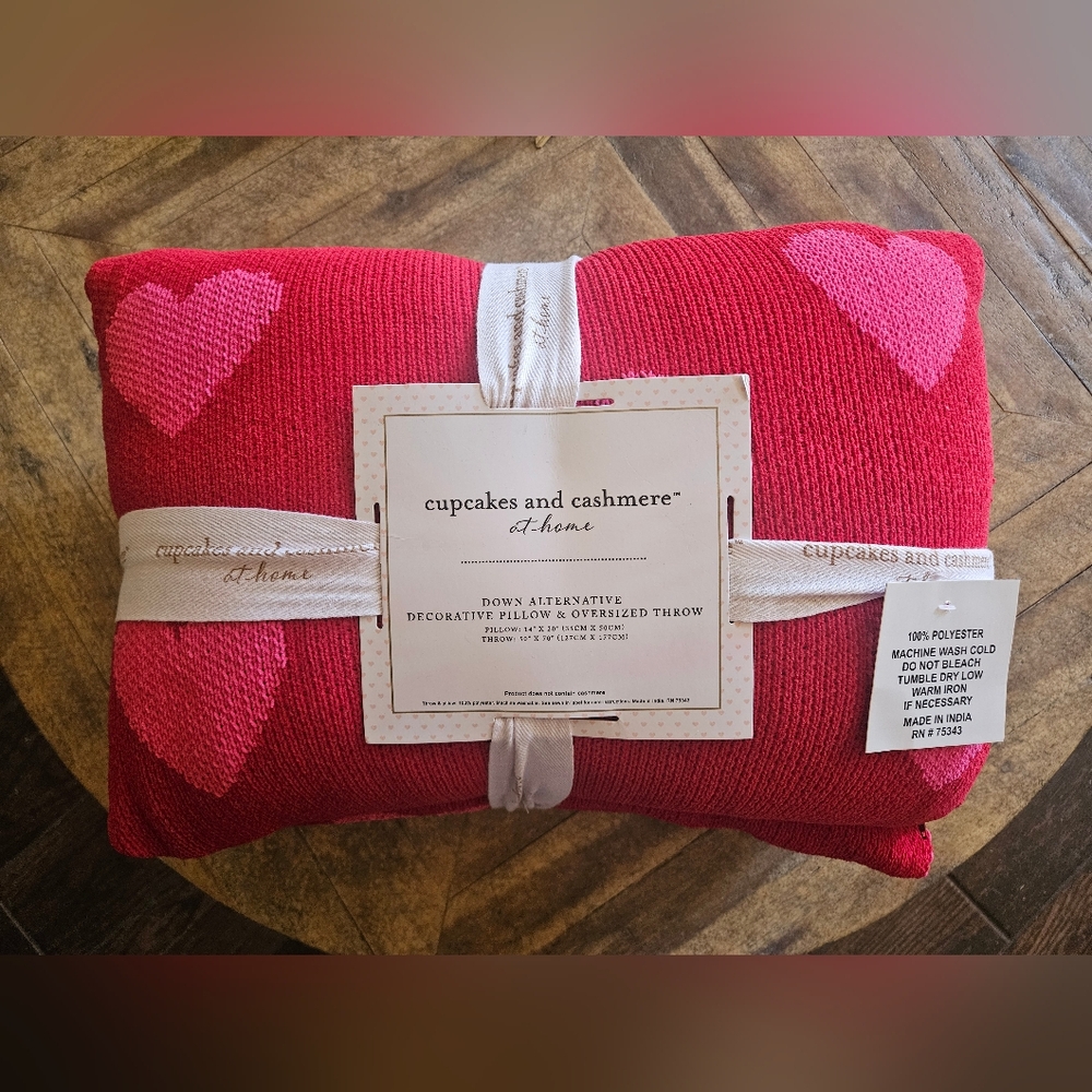 Cupcakes & Cashmere ♥️🩷♥️